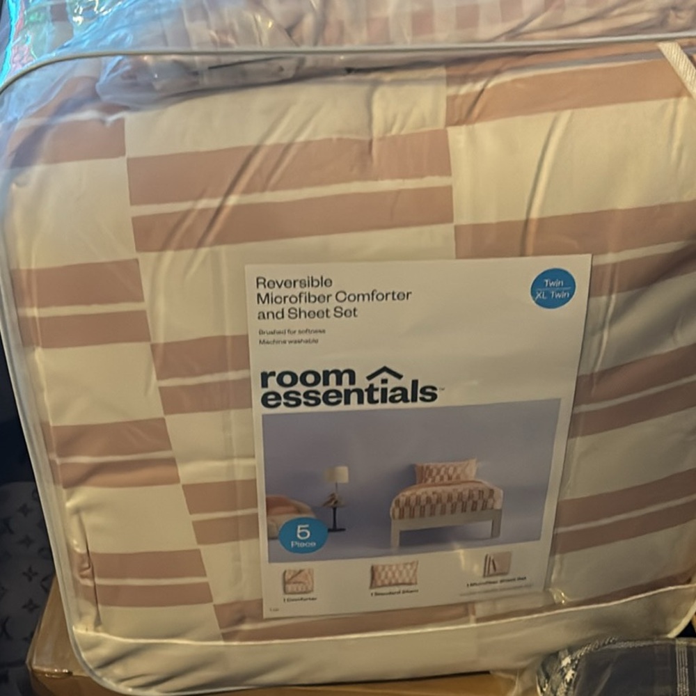 Room Essentials Blush and White Comforter Set